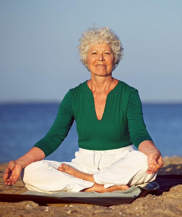 Йога для пожилых 50+, комплекс упражнений для начинающих